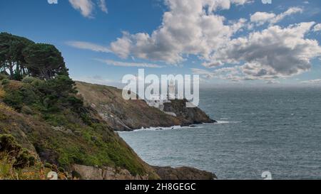 Baily Lighthouse, la penisola di Howth Head in giorno soleggiato e nuvoloso, Seashore, scogliere e rocce, paesaggio, Dublino, L'Irlanda, Foto Stock