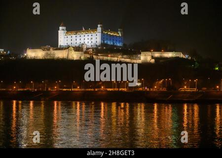 Castello di Bratislava riflesso nel Danubio di notte. Foto Stock
