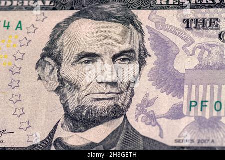 Primo piano di 5 dollari. Ritratto del presidente Abraham Lincoln sulla banconota da cinque dollari. Foto Stock