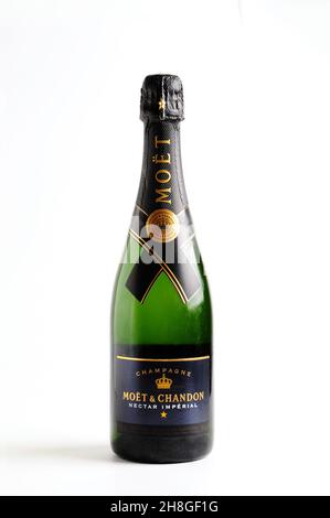 Bottiglia di champagne Moet and Chandon Brut Nectar Imperial, spumante su sfondo bianco Foto Stock