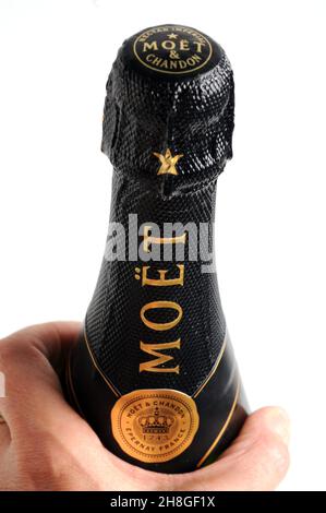 Bottiglia di champagne Moet e Chandon Brut Nectar Imperial, vino frizzante, tenuta su sfondo bianco Foto Stock