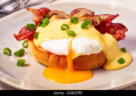 Uovo Benedetto con pancetta fritta e salsa di ollandaise Foto Stock