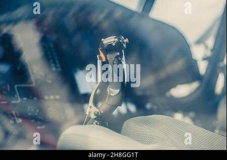 Leva di comando dell'elicottero nel pozzetto Foto Stock