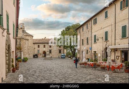 Piazza Dante nel Villaggio di San Leo, Emilia-Romagna, Italia Foto Stock