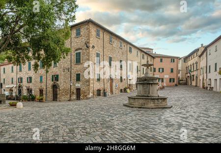 Piazza Dante nel Villaggio di San Leo, Emilia-Romagna, Italia Foto Stock