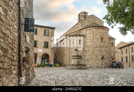 Pieve di Santa Maria Assunta nel Villaggio di San Leo, Emilia-Romagna, Italia Foto Stock