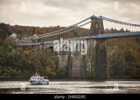 Menai Suspension Bridge, costruito nel 1826 da Thomas Telford, Bangor, Galles settentrionale. Traversata per l'isola di Anglesey Foto Stock