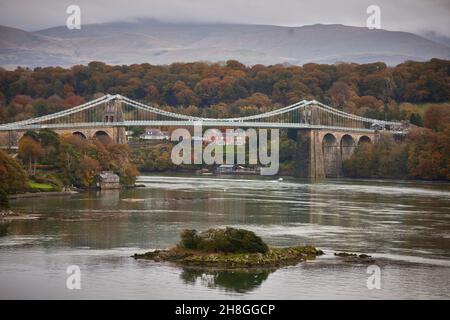 Menai Suspension Bridge, costruito nel 1826 da Thomas Telford, Bangor, Galles settentrionale. Traversata per l'isola di Anglesey Foto Stock
