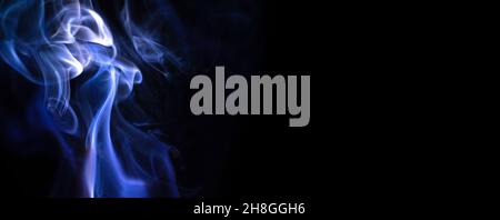 Fumo di candela astratto su sfondo nero. Texture nebbia colorata Foto Stock