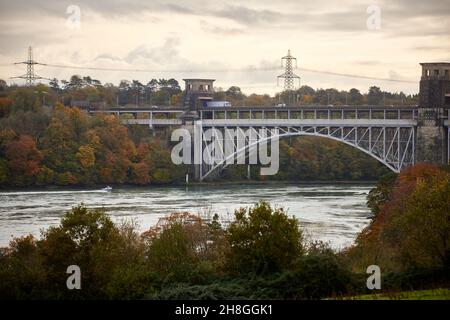 Originariamente progettato da Robert Stephenson, Britannia Bridge Bangor, Galles settentrionale. Traversata per l'isola di Anglesey Foto Stock