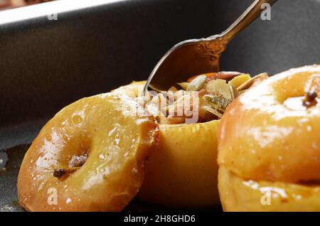 In casa cotta al forno mele ripiene di ricotta, semi di zucca e mandorle Foto Stock