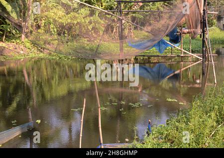 Bei villaggi di Bengala, corpi d'acqua, palme, palme da datteri, reti da pesca, barche da pesca Foto Stock