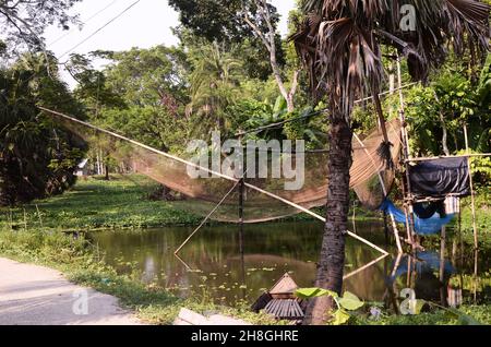 Bei villaggi di Bengala, corpi d'acqua, palme, palme da datteri, reti da pesca, barche da pesca Foto Stock