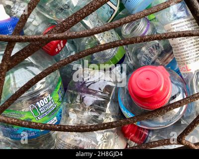 Bottiglie di plastica di scarto accumulate in balle metalliche. Rifiuti di plastica per il riciclaggio, Regno Unito. Foto Stock