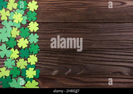 Happy Saint Patrick's mockup del feltro a mano shamrock clover foglie su sfondo di legno. Foto Stock