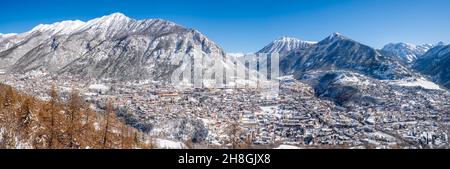 La città di Briancon nelle Hautes-Alpes in inverno. Sede di molti siti patrimonio mondiale dell'UNESCO (Vauban). Stazione sciistica invernale nelle Alpi francesi. Francia Foto Stock