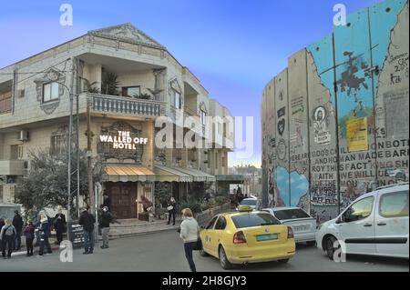 All'esterno della cinta muraria dell'Hotel a Betlemme - barriera israeliana della Cisgiordania. Foto Stock