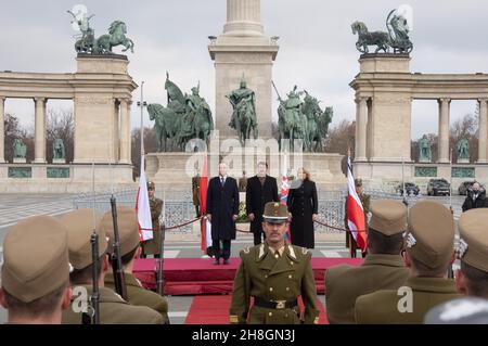 (211130) -- BUDAPEST, 30 novembre 2021 (Xinhua) -- il presidente polacco Andrzej Duda (L), il presidente ungherese Janos Ader (C) e il presidente slovacco Zuzana Caputova (R) partecipano a una cerimonia di benvenuto in Piazza degli Eroi a Budapest (Ungheria) il 29 novembre 2021. I presidenti Andrzej Duda di Polonia, Janos Ader di Ungheria e Zuzana Caputova di Slovacchia si sono incontrati qui per partecipare all'apertura del Planet Budapest 2021 Sustainability Expo and Summit, mentre il loro omologo ceco Milos Zeman, ha partecipato alla conferenza stampa online, poiché non era in grado di viaggiare perché aveva contratto il coronavirus. (Foto di Attila V Foto Stock