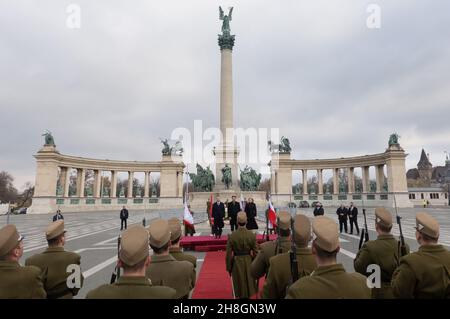 (211130) -- BUDAPEST, 30 novembre 2021 (Xinhua) -- il presidente polacco Andrzej Duda (L), il presidente ungherese Janos Ader (C) e il presidente slovacco Zuzana Caputova (R) partecipano a una cerimonia di benvenuto in Piazza degli Eroi a Budapest (Ungheria) il 29 novembre 2021. I presidenti Andrzej Duda di Polonia, Janos Ader di Ungheria e Zuzana Caputova di Slovacchia si sono incontrati qui per partecipare all'apertura del Planet Budapest 2021 Sustainability Expo and Summit, mentre il loro omologo ceco Milos Zeman, ha partecipato alla conferenza stampa online, poiché non era in grado di viaggiare perché aveva contratto il coronavirus. (Foto di Attila V Foto Stock