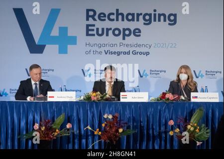 (211130) -- BUDAPEST, 30 novembre 2021 (Xinhua) -- il presidente polacco Andrzej Duda (L), il presidente ungherese Janos Ader (C) e il presidente slovacco Zuzana Caputova (R) partecipano a una conferenza stampa a Budapest (Ungheria) il 29 novembre 2021. I presidenti Andrzej Duda di Polonia, Janos Ader di Ungheria e Zuzana Caputova di Slovacchia si sono incontrati qui per partecipare all'apertura del Planet Budapest 2021 Sustainability Expo and Summit, mentre il loro omologo ceco Milos Zeman, ha partecipato alla conferenza stampa online, poiché non era in grado di viaggiare perché aveva contratto il coronavirus. (Foto di Attila Volgyi/Xinhua) Foto Stock