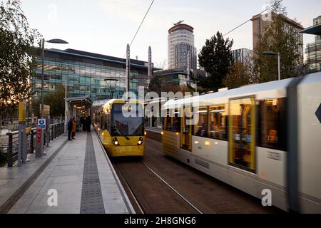 Salford Quays, stazione del tram MediaCityUK Metrolink presso la piazza sul lungomare Foto Stock