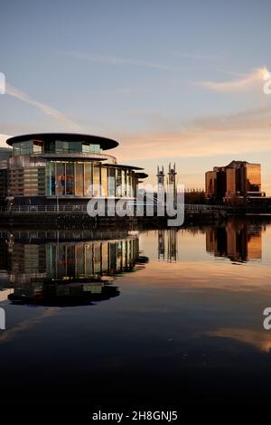 Salford Quays manchester Ship Canal, North Bay, MediaCityUK Waterfront The Alchemist e Lowry Theatre Foto Stock