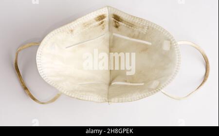 usato maschera protettiva chirurgica sporca, isolato su sfondo bianco, vista closeup Foto Stock