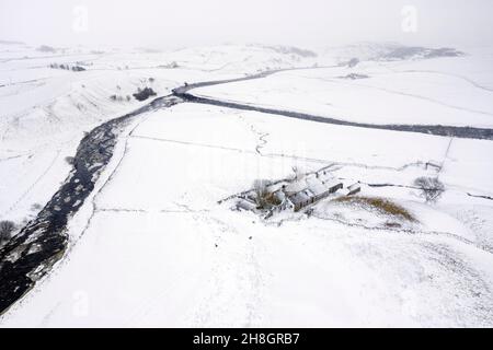 La confluenza del fiume Tees e Harwood si verifica in seguito alla neve pesante e alle condizioni di sbianca portate dalla tempesta Arwen a Upper Teesdale, Foto Stock