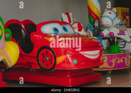 Kuala Lumpur, Malesia - Nov 19, 2021 Un personaggio cartoon Cars a gettoni per bambini visualizzato all'ingresso di un negozio. Foto Stock