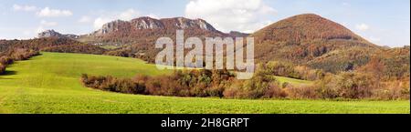 Autunnale vista panoramica di Vrsatec e Vrsatecke Podhradie villaggio - Slovacchia Foto Stock