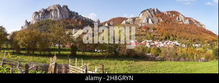 Autunnale vista panoramica di Vrsatec e Vrsatecke Podhradie villaggio - Slovacchia Foto Stock