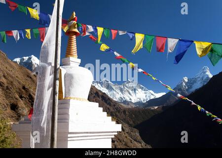 Stupa bianca e bandiere di preghiera vicino a Namche Bazar, il monte Everest, Lhotse e Ama Dablam, senso al campo di base di Everest, valle di Khumbu, Solukhumbu, Sagarmatha Foto Stock