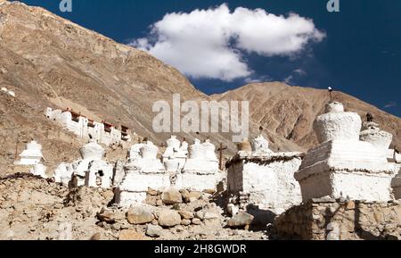 Rovine di palazzo reale con stupide buddiste bianche in Tiggur villaggio nella valle di Nubra, Ladakh, Jammu e Kashmir, India - la valle di Nubra era vecchio k Foto Stock