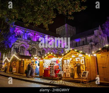 Winchester, Regno Unito - 26 novembre 2021: Una vista del mercato di Natale nel terreno della storica Cattedrale di Winchester nella città di Winchester, Ham Foto Stock