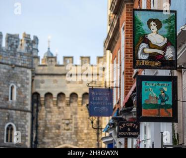 Windsor, Regno Unito - 28 novembre 2021: Vintage appeso segni sugli esterni di negozi e tearooms nella città storica di Windsor, nel Berkshire, Regno Unito. Vinci Foto Stock