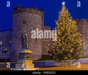 Windsor, Regno Unito - 28 novembre 2021: Un albero di Natale splendidamente illuminato al Castello storico di Windsor a Windsor, Berkshire, Regno Unito. Foto Stock