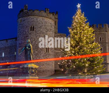 Windsor, Regno Unito - 28 novembre 2021: Un albero di Natale splendidamente illuminato al Castello storico di Windsor a Windsor, Berkshire, Regno Unito. Foto Stock