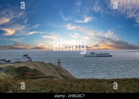 Baily Lighthouse, la penisola di Howth Head in giorno soleggiato e nuvoloso, Seashore, scogliere e rocce, paesaggio, Dublino, L'Irlanda, Foto Stock