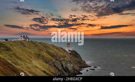 Baily Lighthouse, la penisola di Howth Head in giorno soleggiato e nuvoloso, Seashore, scogliere e rocce, paesaggio, Dublino, L'Irlanda, Foto Stock