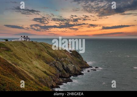 Baily Lighthouse, la penisola di Howth Head in giorno soleggiato e nuvoloso, Seashore, scogliere e rocce, paesaggio, Dublino, L'Irlanda, Foto Stock