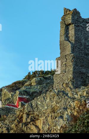 Rovine sulla riva del mare della penisola di Howth Head nella splendida luce del tramonto, Dublino, Irlanda Foto Stock