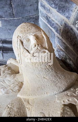 Tomba del Signore Rhys, Principe di Galles a Norman Times, Cattedrale di St Davids, Pembrokeshire, Galles, Regno Unito Foto Stock