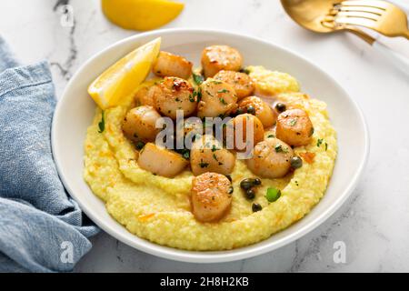 Capesante scottato con grits e salsa di limone Foto Stock