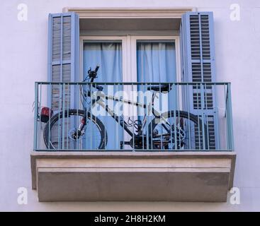 BARCELLONA, SPAGNA - Nov 29, 2021: Bicicletta su un balcone. Barcellona, Spagna, 29 novembre 2021. Foto Stock