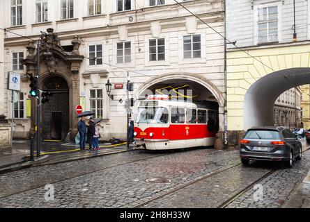 Praga - 11 marzo 2020: Tram vecchio su una strada stretta di Praga vicino al Ponte Carlo Foto Stock