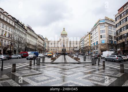 Praga - 11 marzo 2020: Museo Nazionale e Piazza Venceslao in una giornata di pioggia Foto Stock