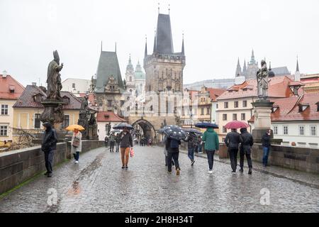 Praga - 11 marzo 2020: Giornata delle piogge a Praga. I turisti visitano il Ponte Carlo in qualsiasi tempo Foto Stock