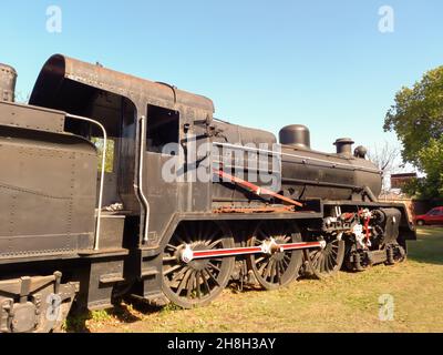 REMEDIOS DE ESCALADA, ARGENTINA - Nov 22, 2021: Grande locomotiva a vapore classe 12H per treni passeggeri a lunga distanza Vulcan telaio fondry - BRI Nord Foto Stock