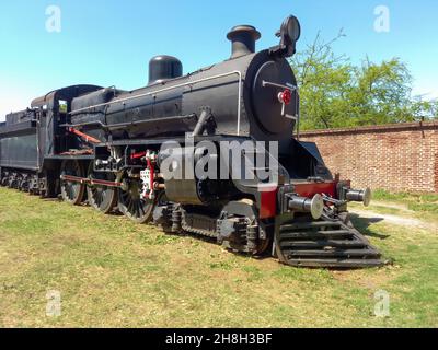 REMEDIOS DE ESCALADA - BUENOS AIRES, ARGENTINA - Nov 22, 2021: Grande locomotiva a vapore classe 12H per treni passeggeri a lunga distanza Vulcan Foundry chas Foto Stock