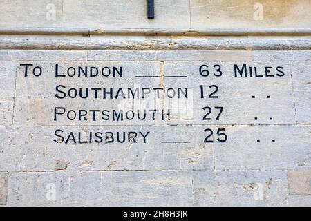 Distanze da Londra, Southampton, Portsmouth e Salisbury, incise sull'esterno di Winchester Guildhall nella città di Winchester, Regno Unito. Foto Stock